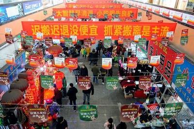 城東地標安琪兒小商品市場本月底關停，清倉促銷引發搶購潮